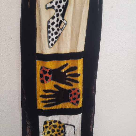 RED FISH DESIGN HAND PAINTED VELVET SCARF NWT Shoe pattern - Picture 3 of 8